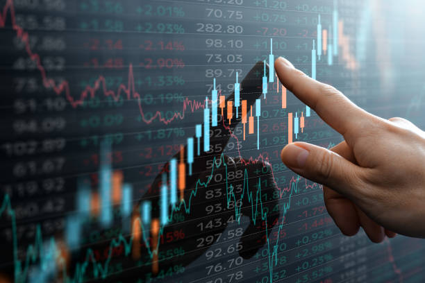 analyst pointing the chart.